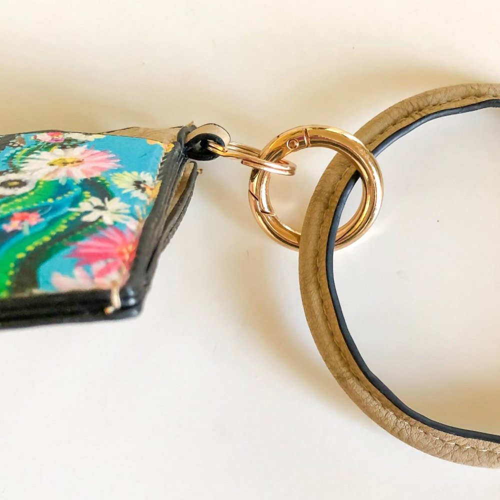 NWT Tan Floral Wristlet With Detachable Bangle and Keyring - Picture 4 of 5